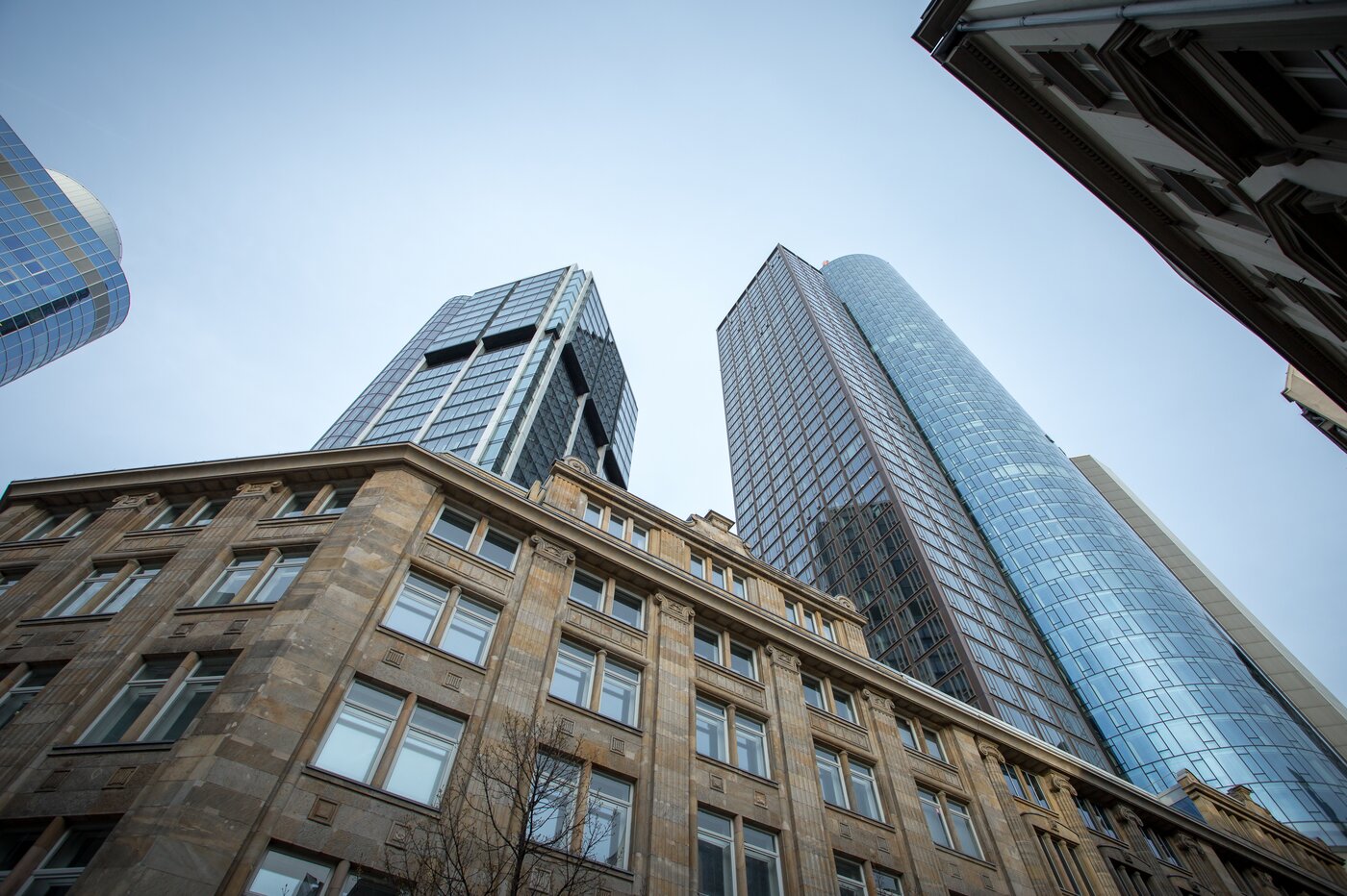 https://www.freepik.com/free-photo/low-angle-shot-high-rise-skyscrapers-clear-sky-frankfurt-germany_8943793.htm#page=1&query=bank&position=34