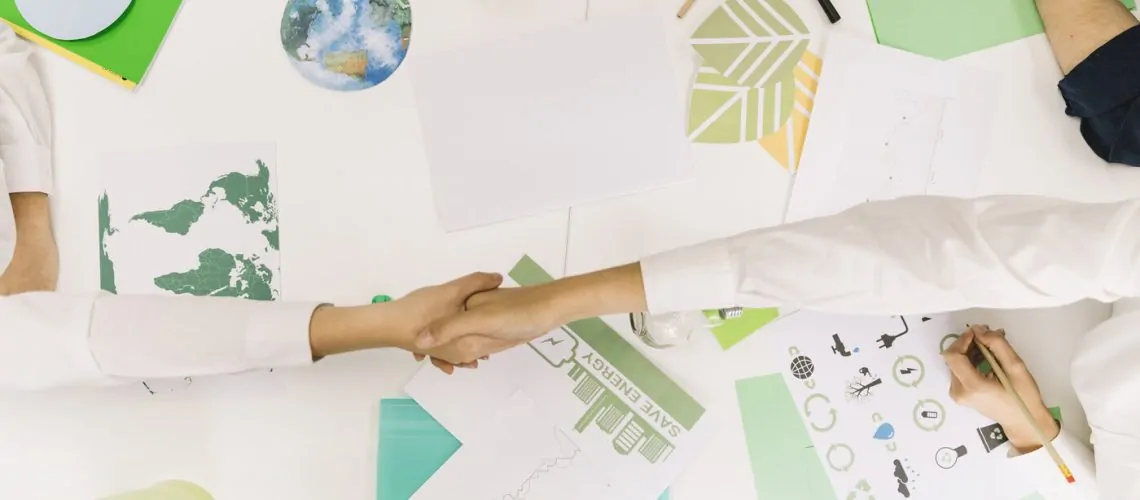 rsz_high-angle-view-two-businesspeople-shaking-hands-desk